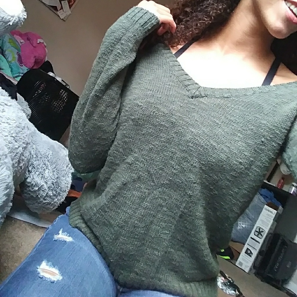 Off the shoulder V-neck Sweater